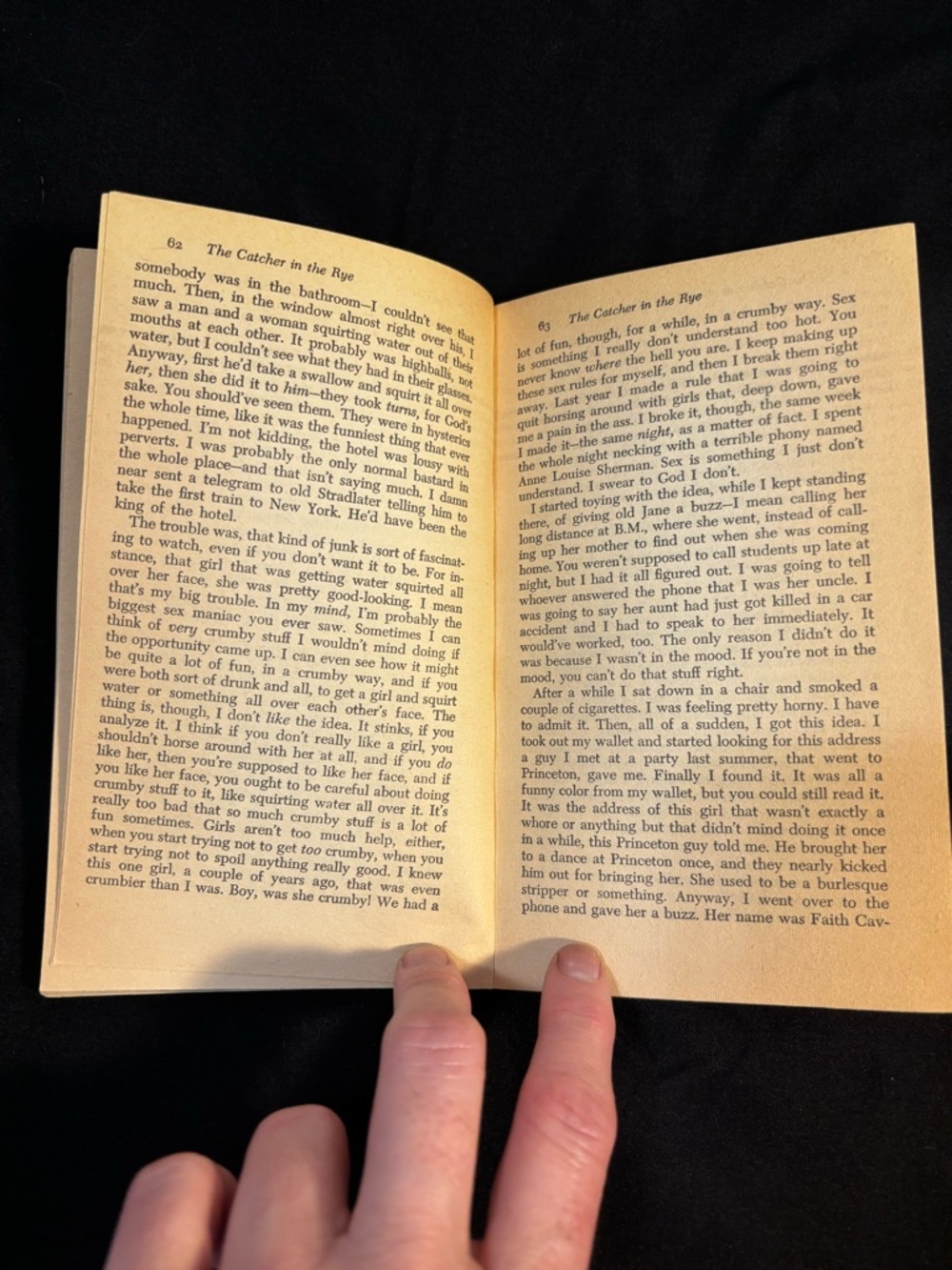 The Catcher in the Rye by J.D. Salinger - Vintage Paperback (1968) - Picture 3 of 4